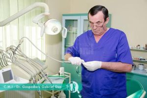 Medicii stomatologi care asigură urgenţele au nevoie de echipamente de protecţie