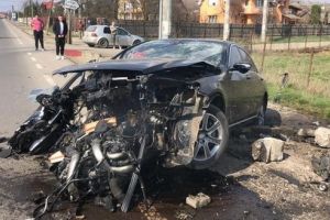 FOTO: Târgu-Mureş: maşină intrată într-un cap de pod!