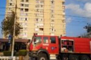 Incendiu la blocul turn din Moldova Nouă! 25 de persoane au fost evacuate!