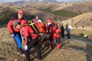 FOTOGALERIE Intervenţie dificilă a salvamontiştilor, pentru transportul unei persoane care a suferit un accident vascular!