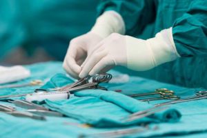 ACUZAȚIILE GRAVE ALE UNUI CHIRURG DIN ROMÂNIA: ”DACĂ TREBUIE SĂ OPERĂM, VOM FI CONTAMINAȚI”
