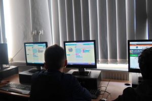 Cum învaţă online şi pe ce platforme elevii de la şcoala cu cele mai bune softuri educaţionale din judeţ