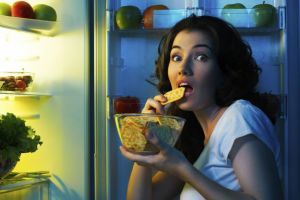 Izolarea, inamicul siluetei – Ce să faci ca să nu acumulezi kilograme cât stai în casă