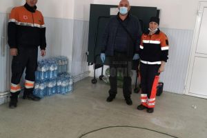 Un fălticenean a donat baxuri cu apă plată şi pachete cu biscuiţi cadrelor medicale din ...