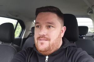 Un taximetrist se oferă să le facă cumpărăturile persoanelor în vârstă care nu se pot ...