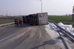 Accident rutier pe Autostrada Soarelui! Un TIR incarcat cu ingrasamant s-a rasturnat