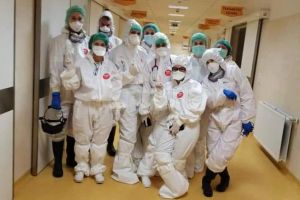 ISU Suceava distribuie 2.360 de combinezoane de protecţie la spitalele din judeţ, Ambulanţă ...