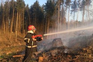 Weekend GREU pentru POMPIERI. Incendii, un ACCIDENT, urgenţe medicale şi gestionarea situaţiei generate de COVID-19 (FOTO)