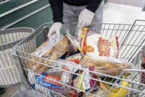Covid-19. Cumpărături şi meniul zilei pentru vârstnicii din Sărmaşu