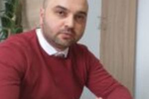 Tomberoanele pentru reciclarea deşeurilor goale la Caransebeş, dar gunoaiele dau pe afară!