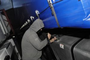 Au furat 300 de litri de motorină şi au vândut-o la preţ de nimic: Trei tineri din Cugir, banuiţi de furt sunt cercetaţi de poliţişti