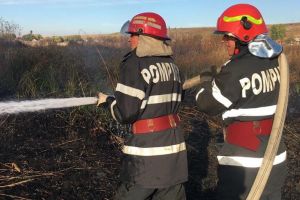 Nu vă jucaţi cu focul! 14 incendii de vegetaţie uscată în doar două zile, în Bihor
