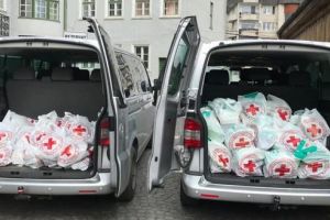 FOTO: Târgu-Mureş: Crucea Roşie Mureş, donaţii pentru persoanele din Adăpostul de Noapte