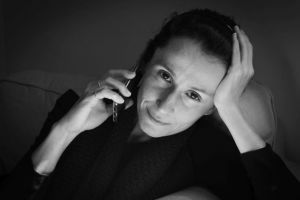 Braşoveanca Raluca Mihăilă, autoarea  primei cărţi despre viaţa de corporaţie din România, invită la imaginaţie în pandemie