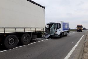 Accident între o autoutilitară şi un tir. O persoană a fost descarcerată