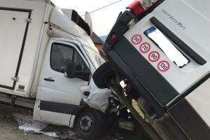 Două autoutilitare, implicate într-un accident la Salva. Trei persoane au fost rănite (FOTO)
