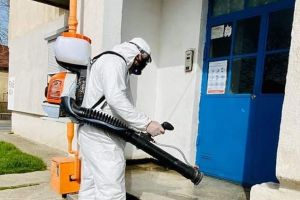 Misiune impozibilă: dezinfectarea scărilor de bloc de către primării