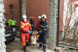 FOTO. Explozie la o casă din Păuleşti. O persoană a fost transportată la Urgenţe