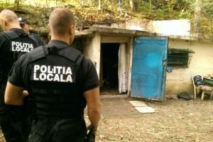 VIDEO O bătrână din Braşov cu probleme de sănătate a primit hrană de la poliţişti locali