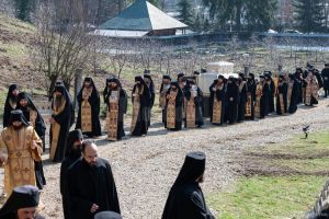 Procesiune în jurul Mănăstirii Putna, în contextul pandemiei şi al tulburării sufleteşti ...