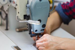 Companii din România vor să producă echipamente de protecţie pentru medici, în lupta contra COVID-19