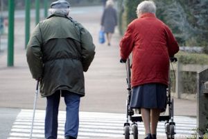 Persoanele de 65 de ani pot circula în afara intervalului orar 11-13, cu o condiţie