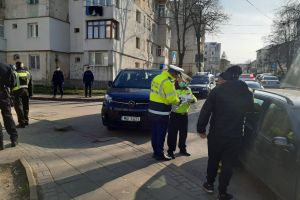 Un botoşănean care trebuia să stea izolat la domiciliu a ieşit la băut cu prietenii. Poliţiştii l-au amendat şi l-au băgat în carantină