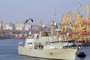 Dragorul maritim Lt. Lupu Dinescu si nava purtatoare de rachete Zborul: Exercitii pe mare pentru intarirea capacitatii de reactie (galerie foto)