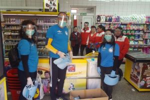FOTO-VIDEO| Voluntarii de la Centrul „Maria Beatrice” au împărţit VIZIERE farmaciilor şi comercianţilor de pe Bulevardul Transilvaniei