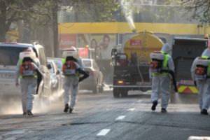 Dobre, esti viu? Operaţiune de dezinfecţie fără precedent în Sectorul 5: Peste 100 deutilaje şi 500 de lucrători dezinfectează spaţiul public şi scările de bloc