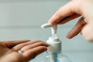 Ordonanţa imposibilă: Primăria Oradea caută dozatoare şi dezinfectanţi pentru cele 2.600 de scări de bloc din municipiu