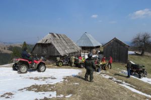 Alimente duse cu ATV-urile la bătrâni care locuiesc în cătune izolate din Brodina