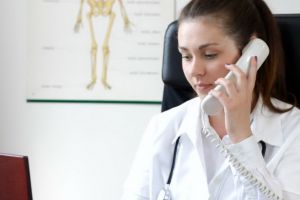 Medicii pot elibera reţete online şi pot acorda consultaţii prin telefon. Cardul de sănătate nu este obligatoriu pe perioada stării de urgenţă
