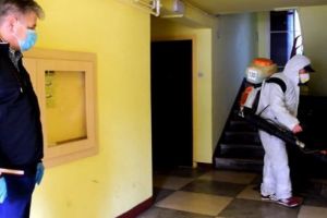Târgu-Mureş: A început dezinfecţia scărilor de bloc!