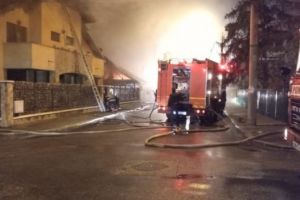 Incendiu violent in Ploiesti. Doua case au fost cuprinse de flacari, pe strada Al. Odobescu