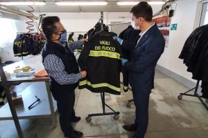 Doi producători de echipament de protecţie din judeţ, vizitaţi de prefectul Bacăului