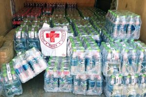 Apă şi băuturi energizante donate de Crucea Roşie pentru personalul medical şi pacienţii din Bistriţa
