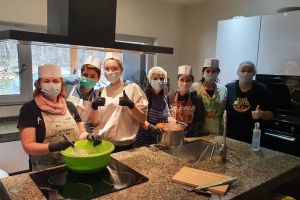 Cine sunt voluntarii care pregătesc zilnic mâncare caldă pentru cei bătrâni şi izolaţi. Cum puteţi ajuta