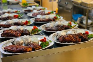 Cel mai renumit restaurant din Botoşani face livrări la domiciliu. Mâncarea pe care aţi savurat-o cu poftă în local vă este oferită acum acasă