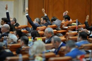 Din banii cheltuiţi pe pensii sepciale, în ultimii 4 ani, ar fi putut fi construite peste 240 de spitale la standarde înalte. Calculul unui deputat