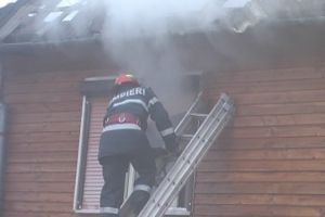 UPDATE| INCENDIU la o casă din Muşca: Un bărbat a suferit arsuri pe mâini şi faţă. Intervin pompierii cu două autospeciale cu apă şi spumă