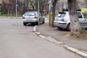 Bizoni vs. curăţenie: Șoferii care parchează pe unde apucă încurcă... curăţenia