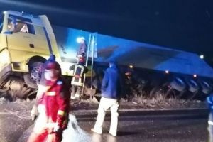 FOTO: Camion ieşit în decor pe un drum din Mureş!