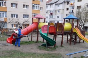 Dezinfecţii între blocuri, pe casa scării şi aparate de dezinfecţie montate la intrări, ...
