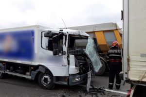 O persoană a rămas încarcerată, în urma coliziunii dintre o autoutilitară şi un tir