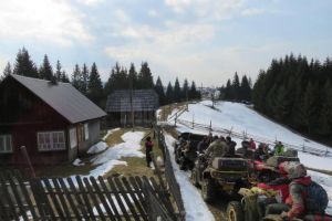 Alimente duse cu ATV-urile la bătrâni care locuiesc în cătune izolate din Brodina