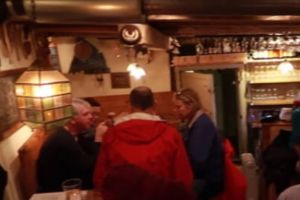 Suedia nu a inchis restaurantele si scolile si nici nu testeaza masiv. Un medic explica de ce