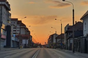 Panică în Turnişor – Rudele femeii moarte de coronavirus se plimbă nestingherite prin cartier