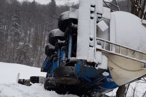 Cisternă cu motorină, răsturnată, acum, în judeţul Braşov