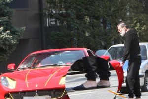 Dan Nicorescu  APLICĂ ÎN STILUL SĂU NOILE REGULI – #STĂMÎNFERRARI, DAR ÎN PAPUCI DE CASĂ